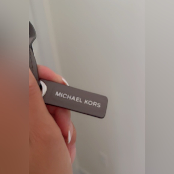 I’m selling a grey leather Michael kors cross body purse - Picture 4 of 7